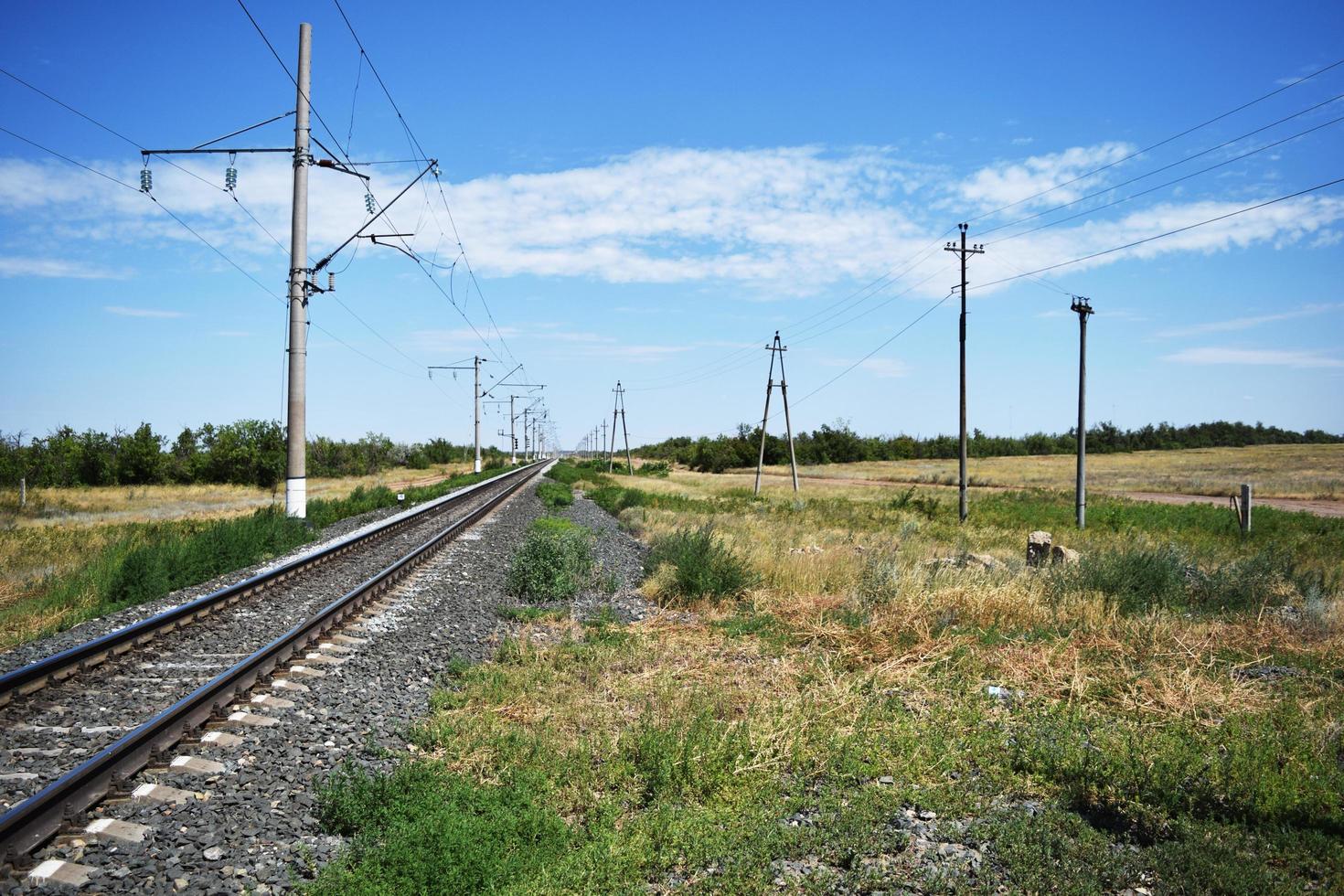 rails op de spoorlijn in de steppe op een zonnige dag foto