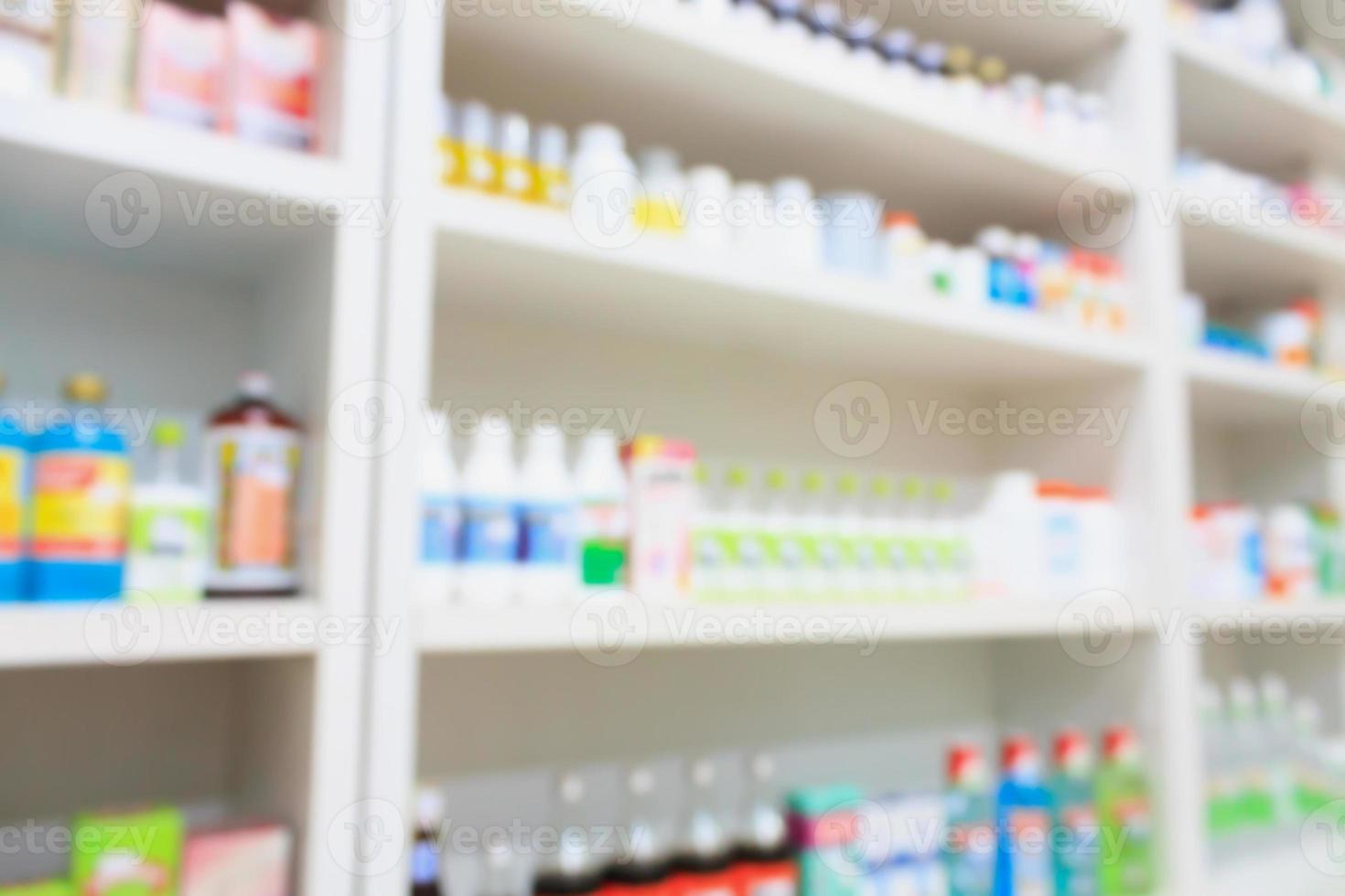 medicijnen gerangschikt op planken in de apotheek wazig achtergrond foto
