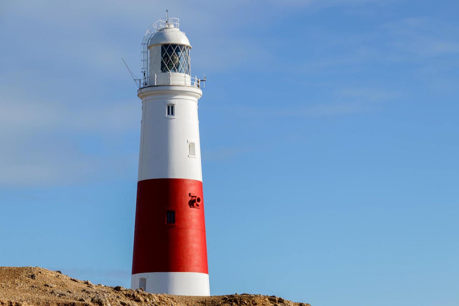 portland bill, dorset, uk, 2018. zicht op de vuurtoren van portland bill foto