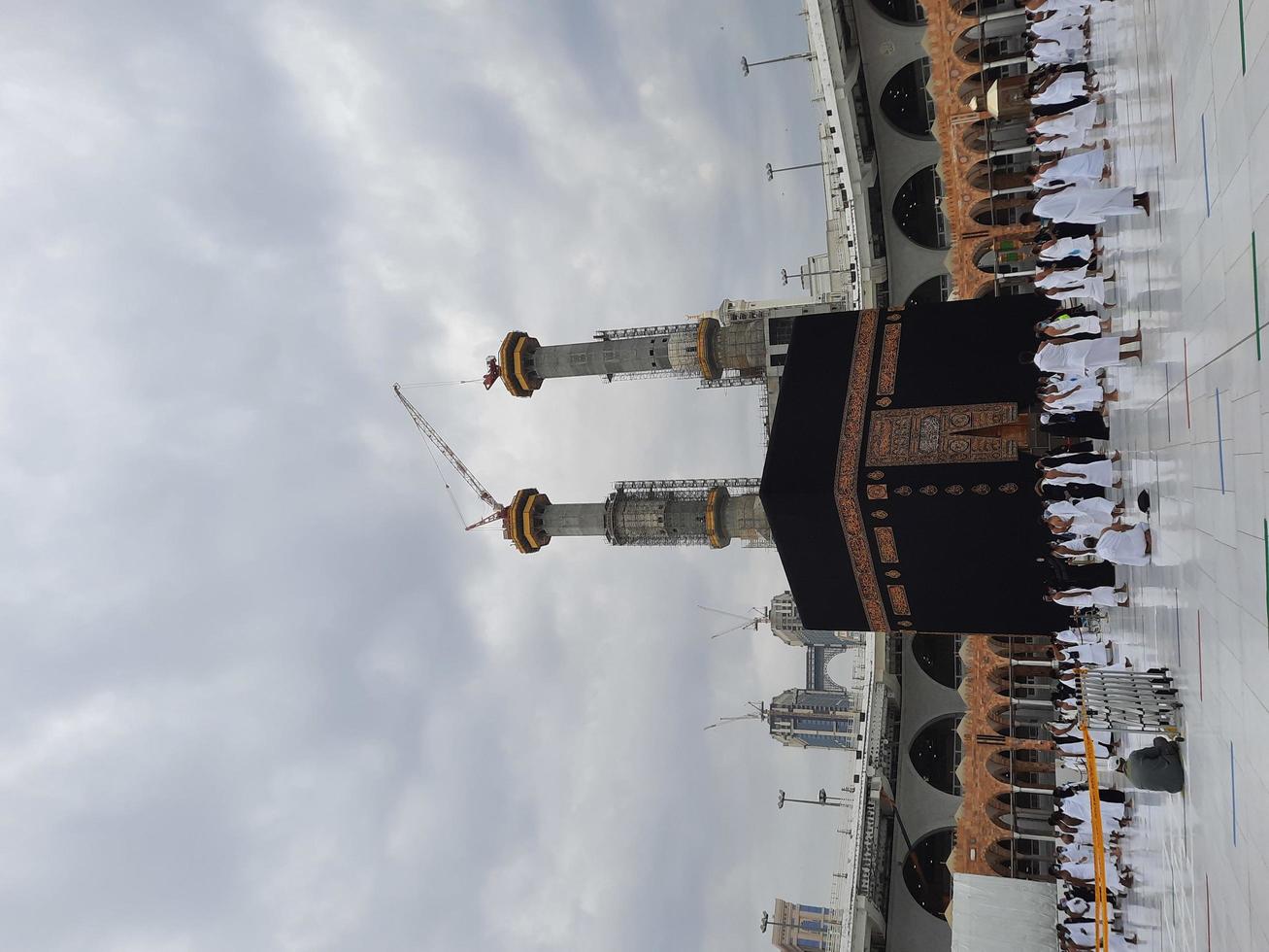 makkah, saoedi-arabië, 2021 - bezoekers van over de hele wereld voeren tawaf uit in de masjid al-haram in mekka. foto