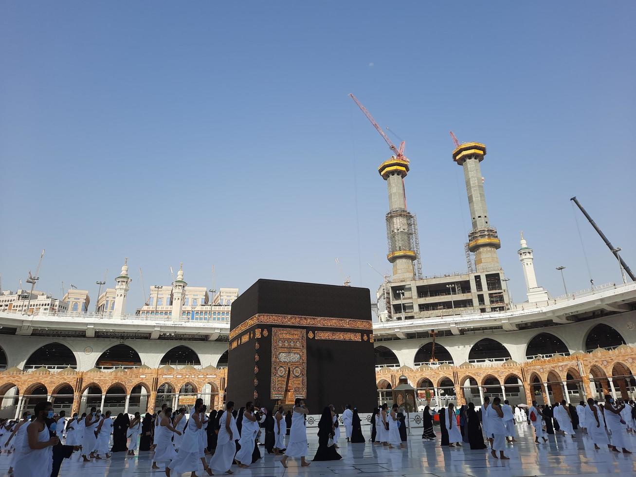 makkah, saoedi-arabië, 2021 - bezoekers van over de hele wereld voeren tawaf uit in de masjid al-haram in mekka. foto