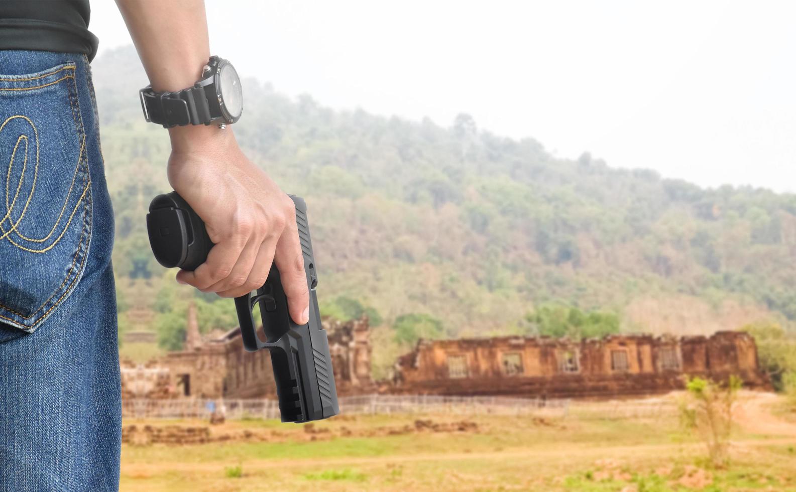 9 mm automatisch pistool in de rechterhand van de schutter, concept voor beveiliging, overval, gangster, lijfwacht over de hele wereld. selectieve focus op pistool. foto