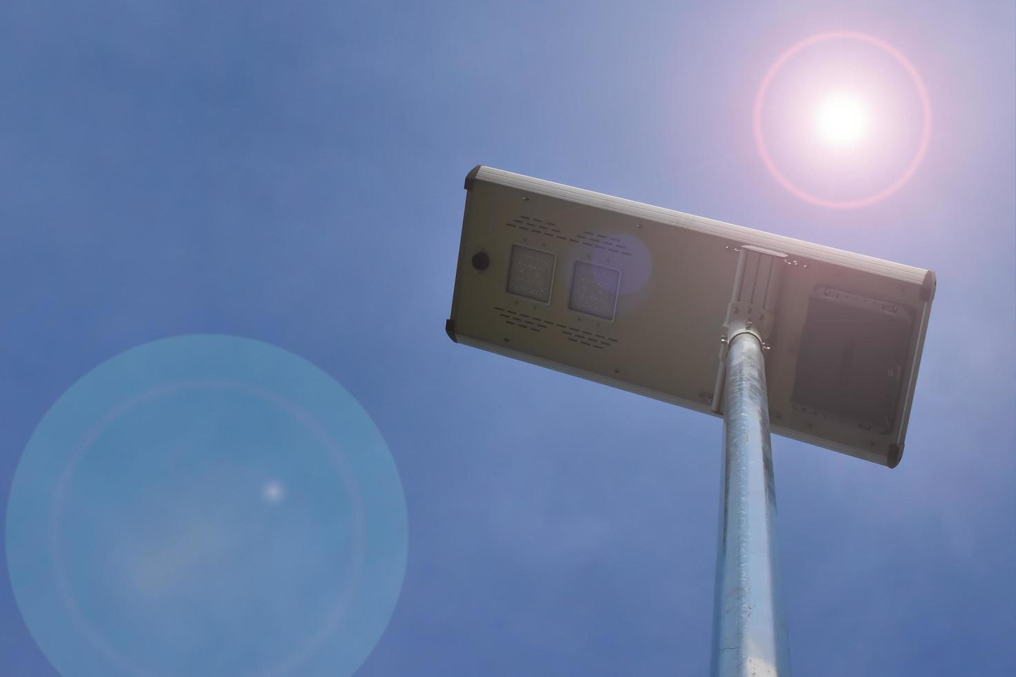 fotovoltaïsch paneel, nieuwe technologie voor het opslaan en gebruiken van de kracht van de natuur met menselijk leven, duurzame energie en milieuvriendelijk concept. foto