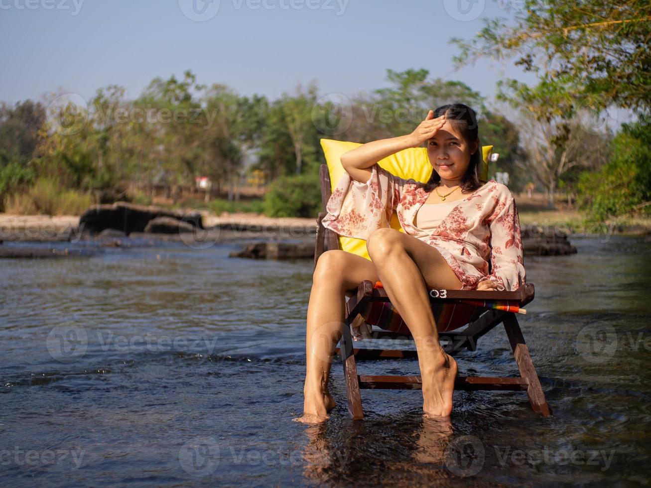 vrouw en rivier foto