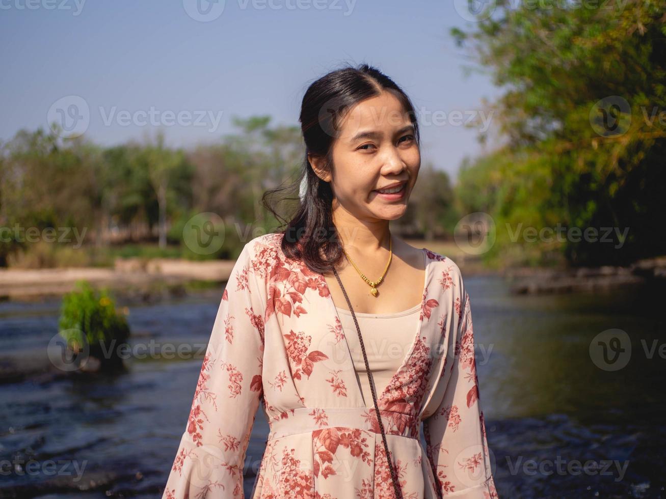 vrouw op rivier foto