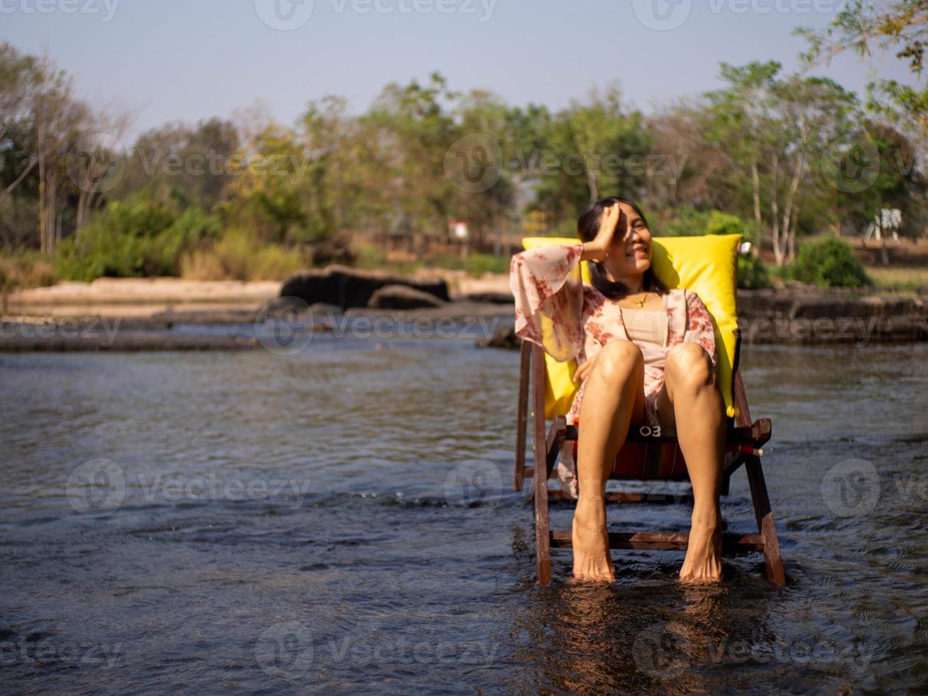 vrouw en rivier foto