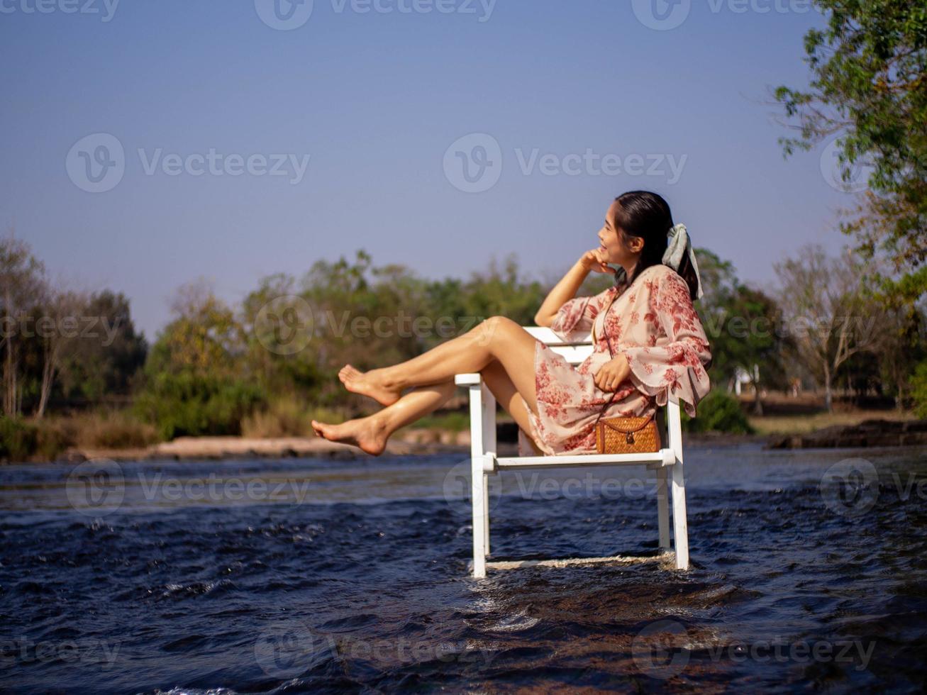 vrouw en rivier foto