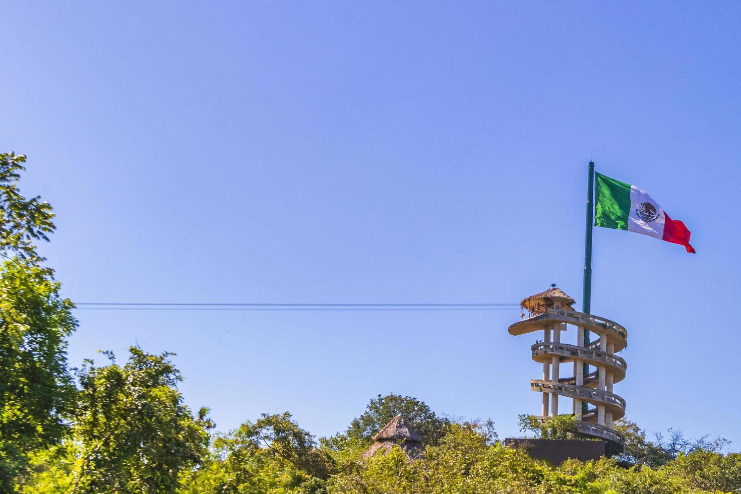 Mexicaanse groen wit rode vlag in playa del carmen mexico. foto