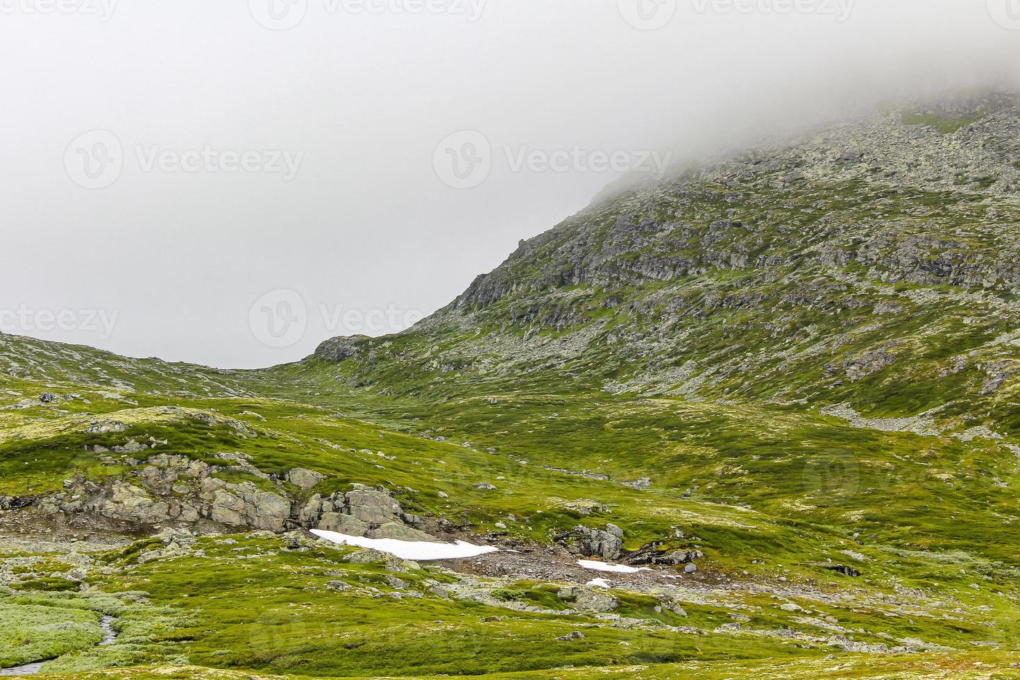 mist, wolken, rotsen en kliffen op de berg veslehodn veslehorn, noorwegen. foto