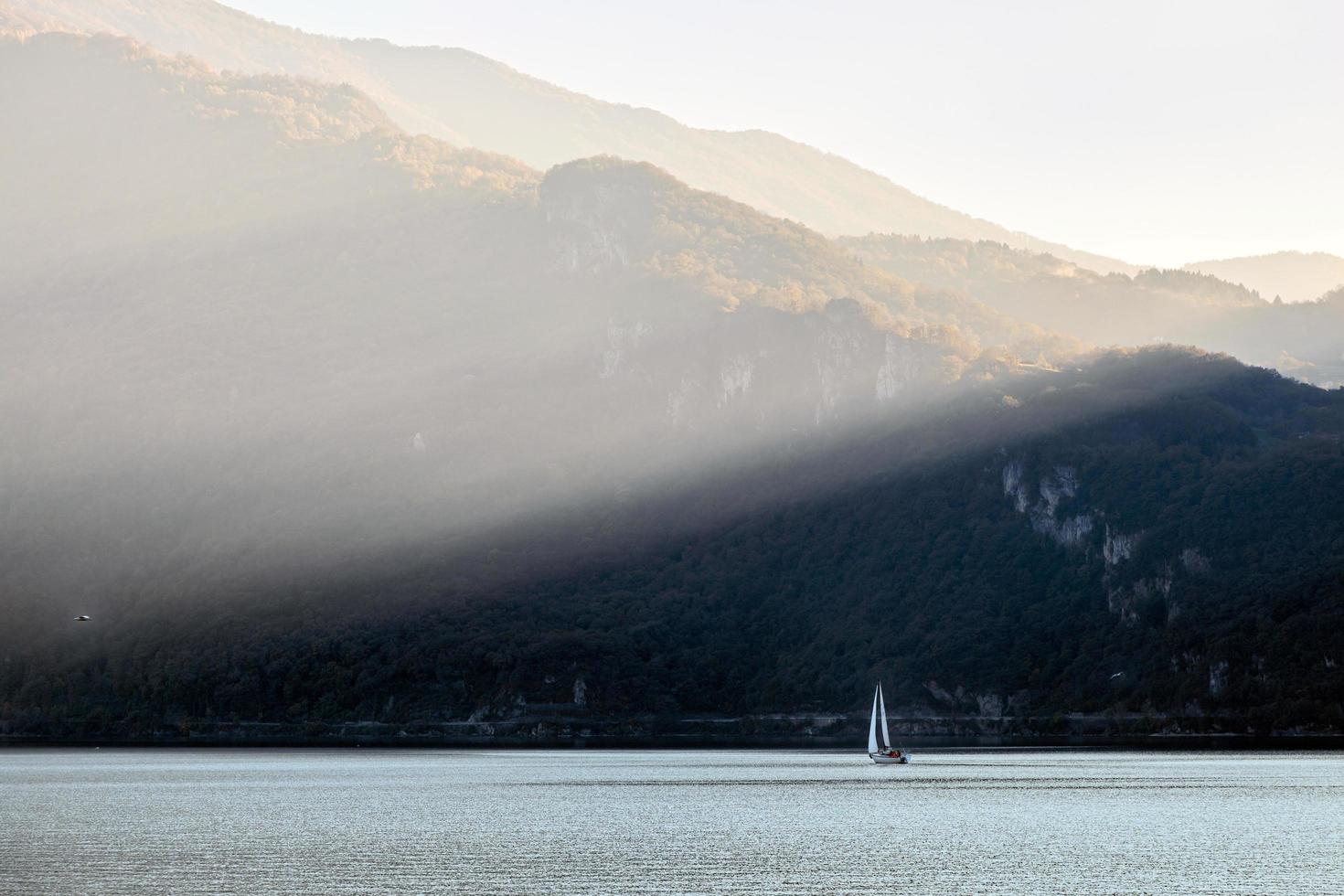 zeilen op het comomeer bij lecco foto