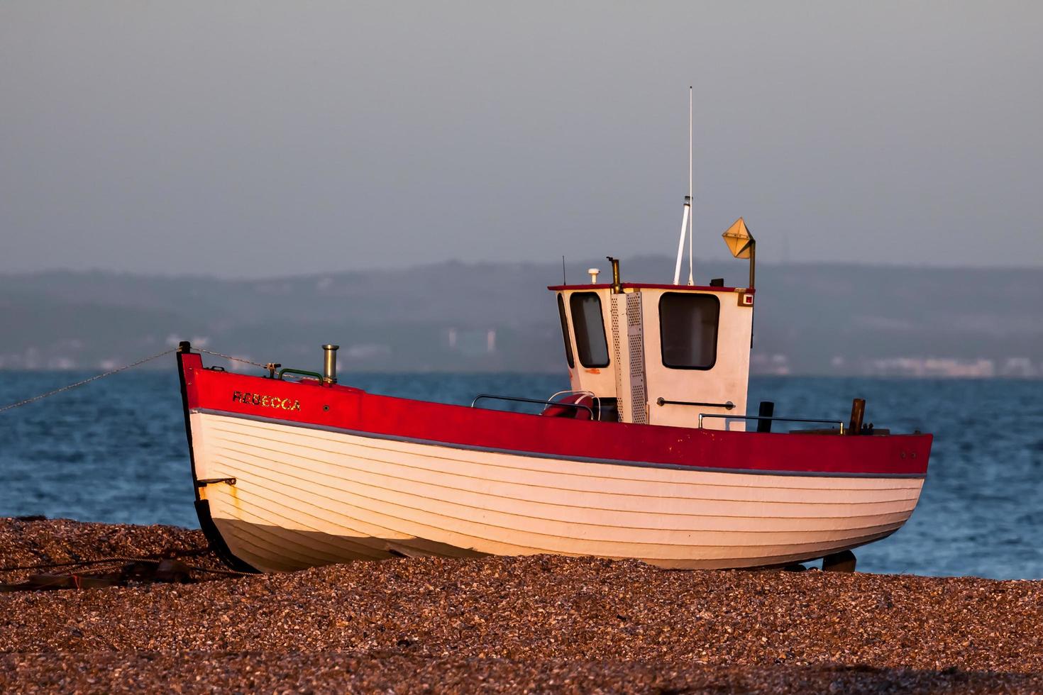 dungeness, kent, uk, 2008. vissersboot op het strand foto