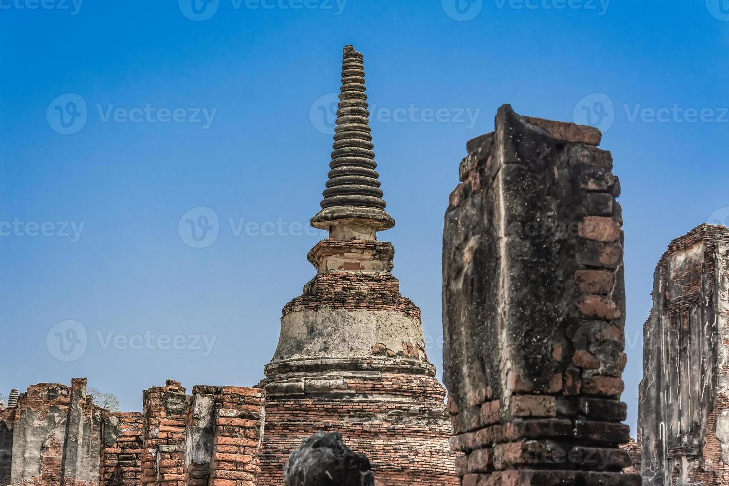 thailand ruïnes en antiek in het ayutthaya historische park toeristen van over de hele wereld boeddha verval foto