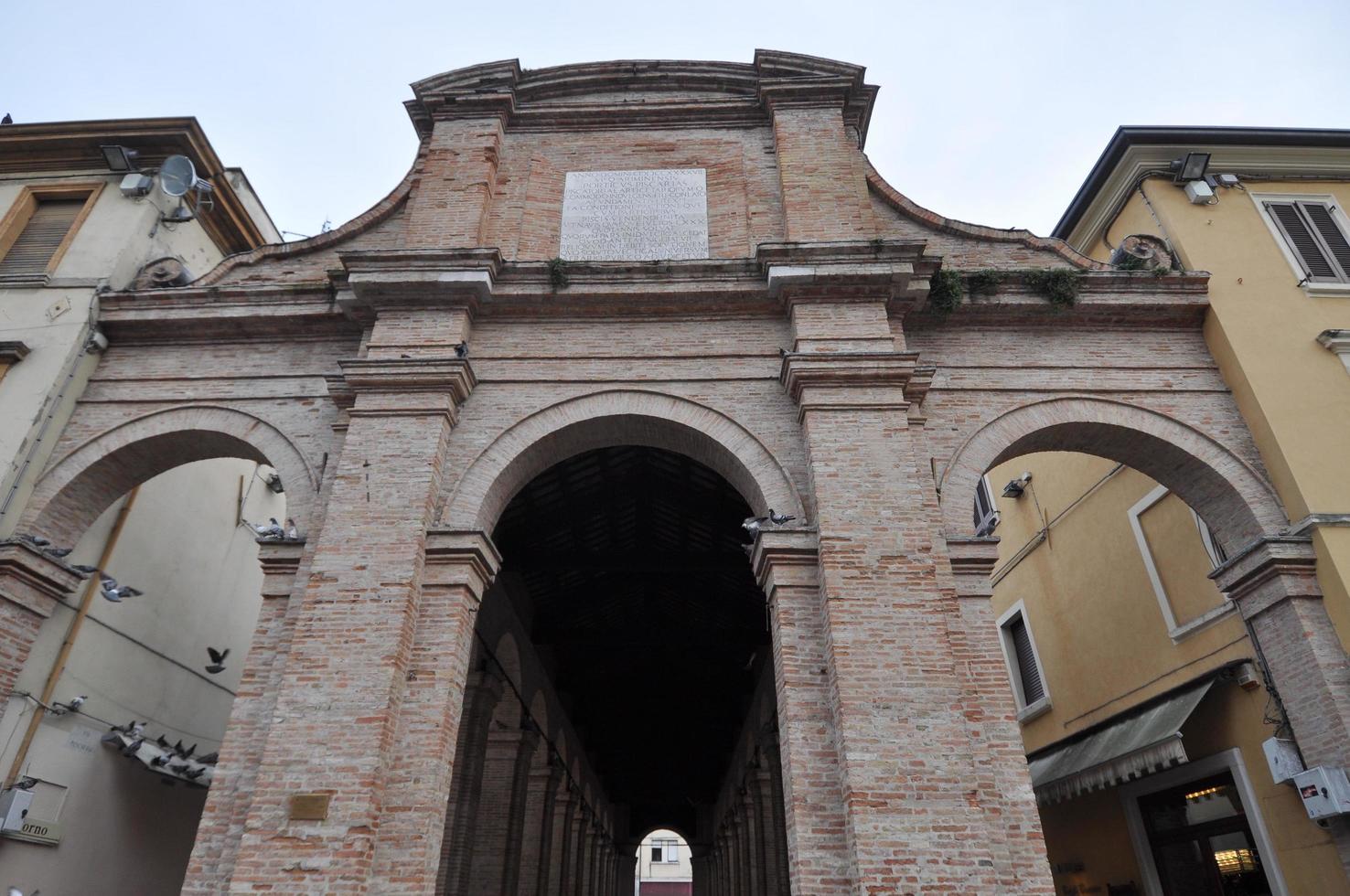 uitzicht op het oude stadscentrum van Rimini foto