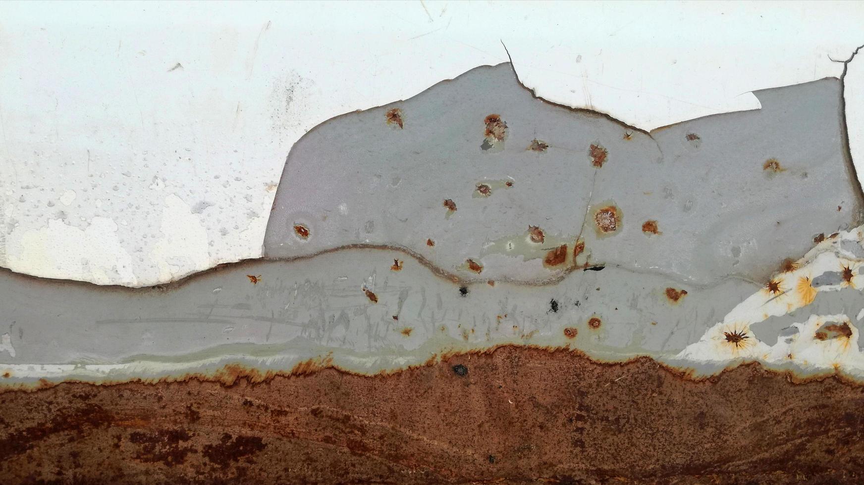 het oude wit pelt van het verroeste ijzeren oppervlak, roestige metalen textuur. foto
