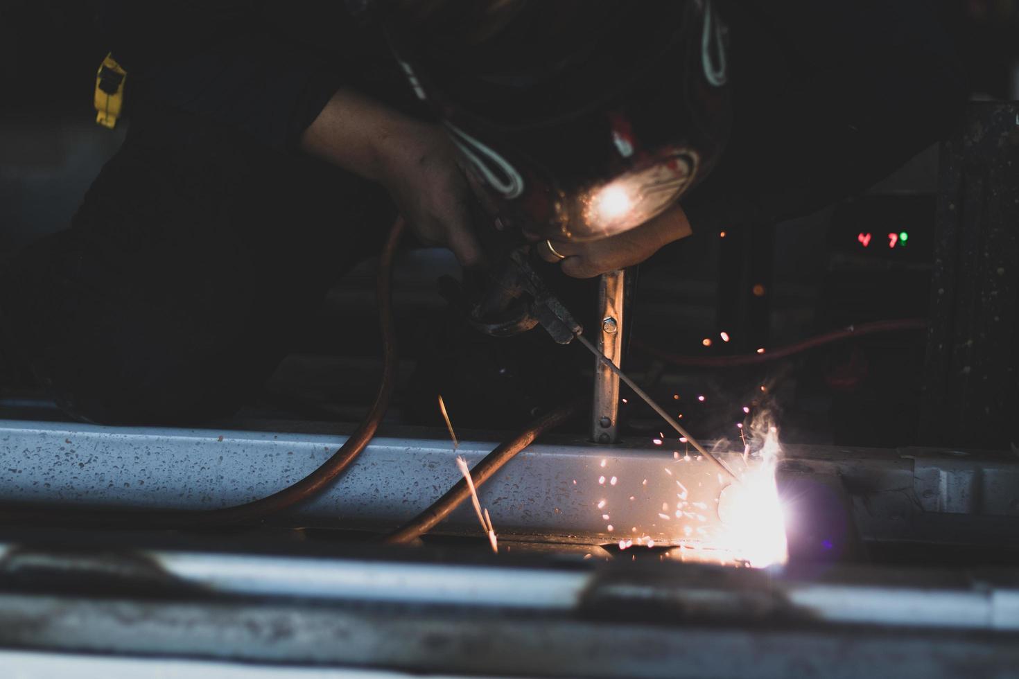 lasser, auto-onderdeel lassen in een autofabriek foto