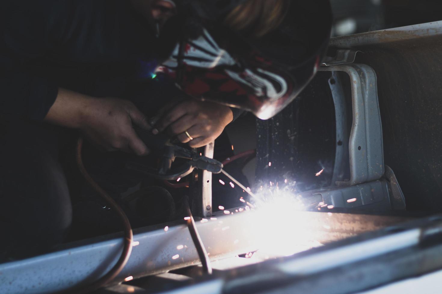 lasser, auto-onderdeel lassen in een autofabriek foto