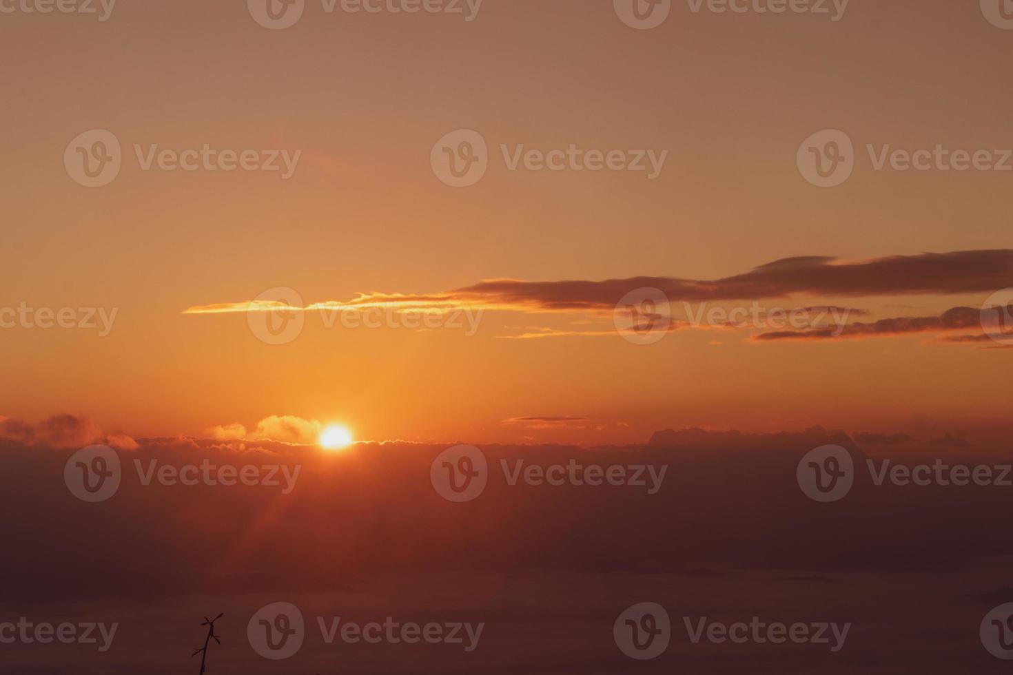 kleurrijke lucht met zon in wolken van hoogte foto