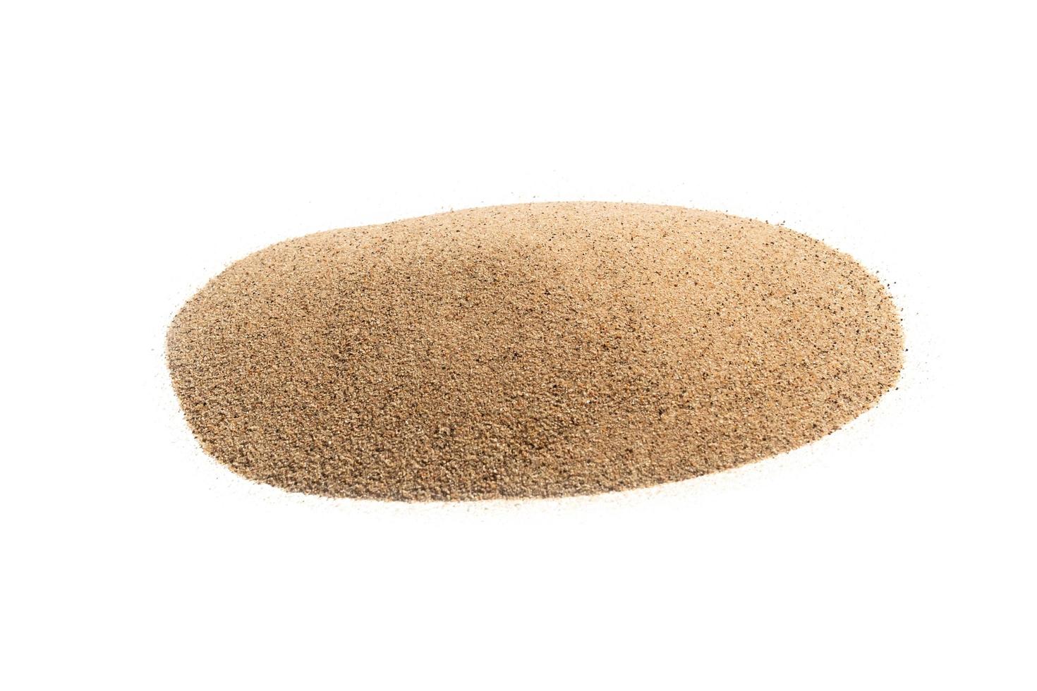 stapel zand geïsoleerd op een witte achtergrond foto