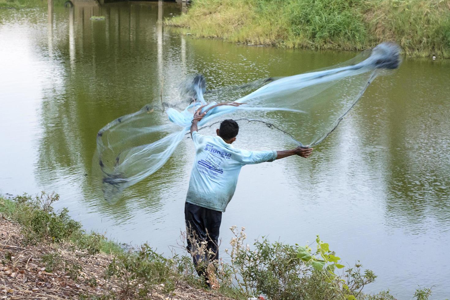 chaiyaphum, thailand - 12 april 2015 - visser of visser is iemand die vissen en andere dieren vangt uit een watermassa, of schelpdieren verzamelt. voor sommige gemeenschappen. foto