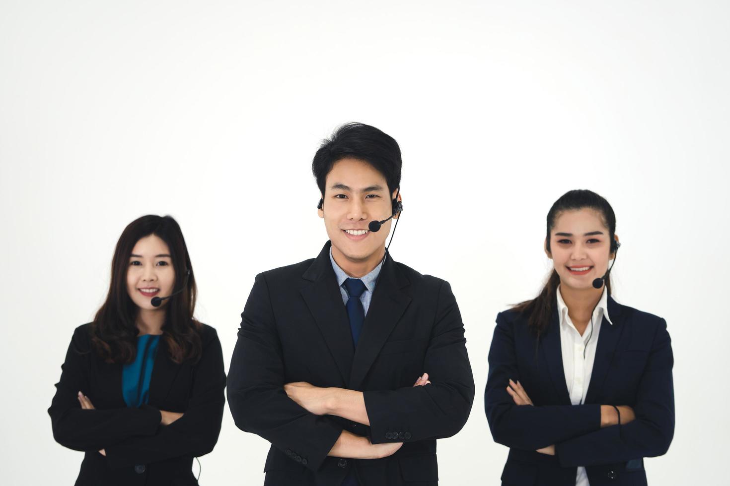 portret van positieve glimlach jonge zakelijke medewerkers aziatische callcenter team vrouw en man foto