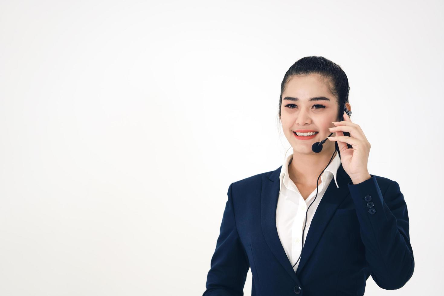 nieuwe generatie professionele leiderschapslook. jonge zakelijke glimlach callcenter aziatische vrouw foto