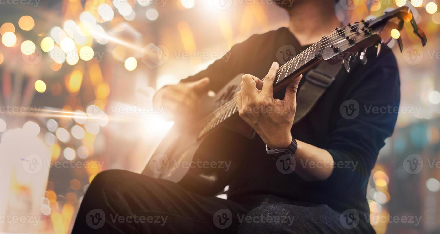 gitarist op het podium en zingt tijdens een concert voor achtergrond, zacht en wazig concept foto