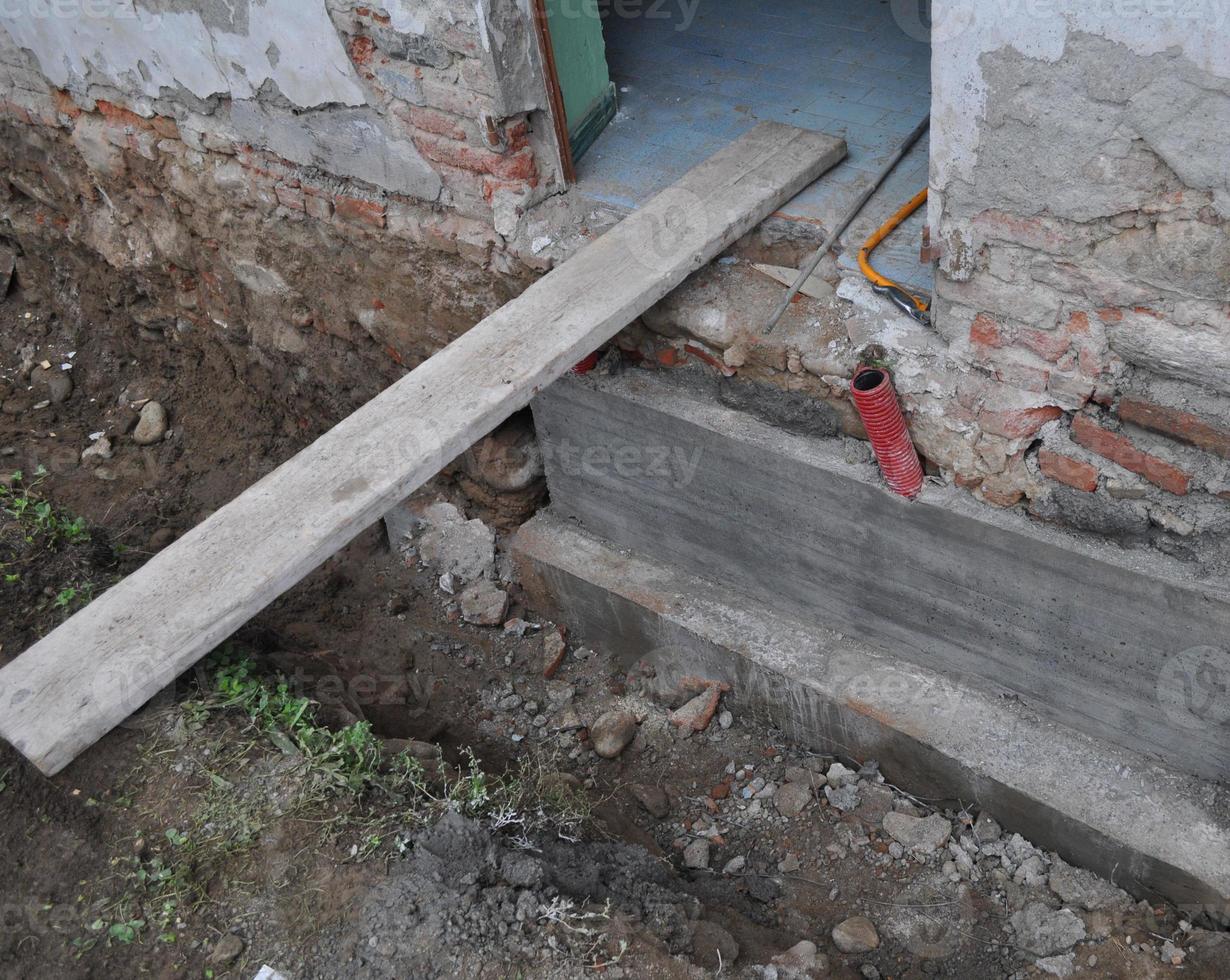 constructie van funderingen van gewapend beton in een bouwput foto