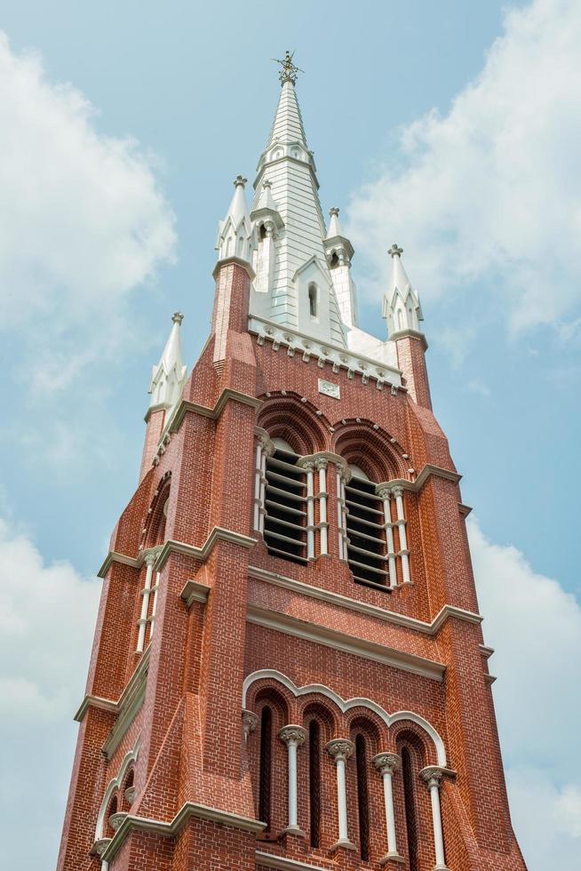 de torenspitsen van de kathedraal van de heilige drie-eenheid in yangon, myanmar. foto