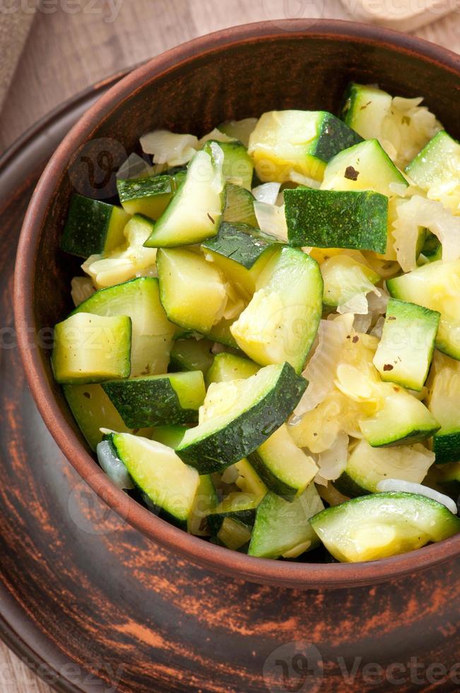 gestoomde courgette met kruiden foto