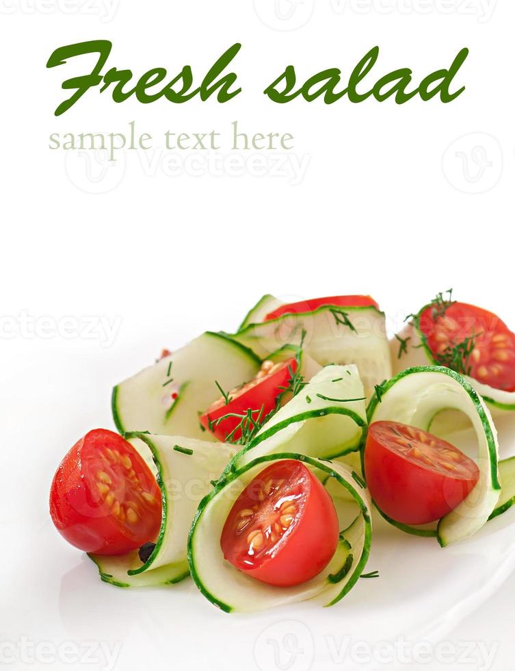 frisse salade met tomaten en komkommers foto