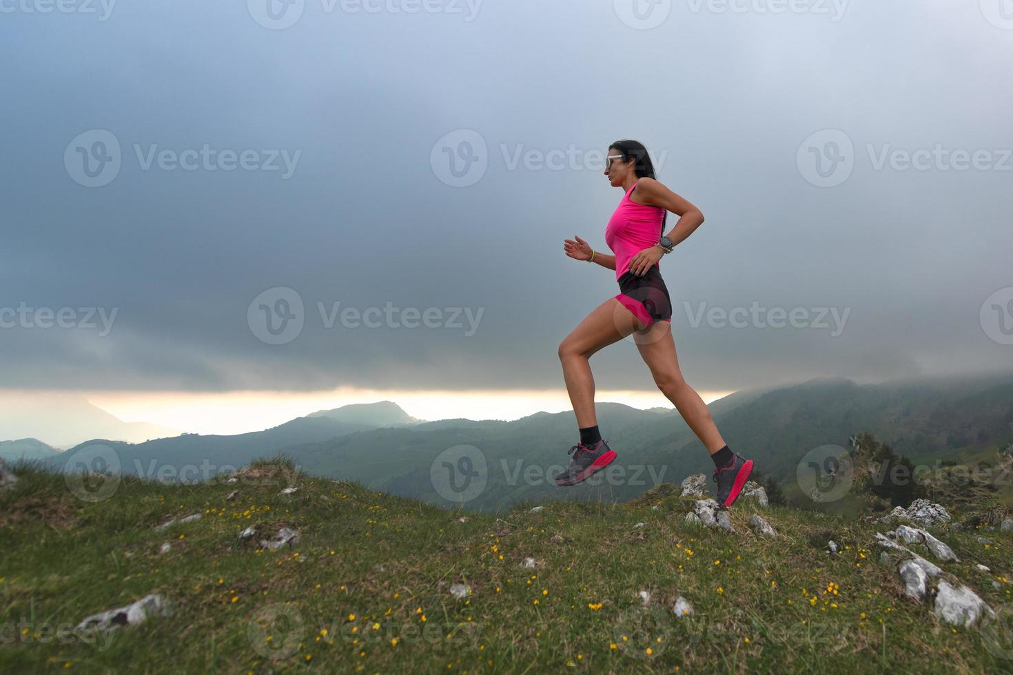 trailrunning in de heuvels. een vrouwelijke atleet foto