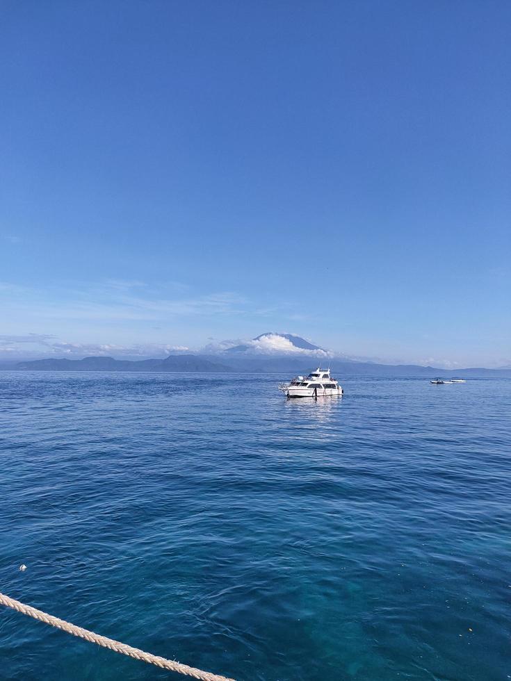 uitzicht op de haven in nusa penida foto