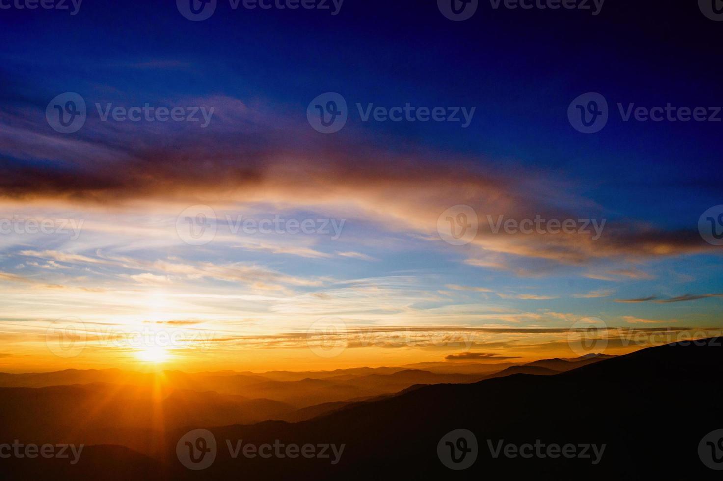 blauwe kleur van bergen tijdens zonsondergang foto