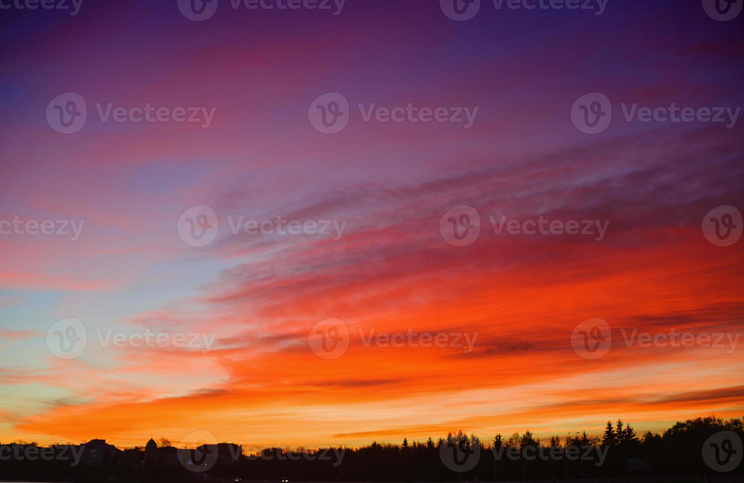 kleurrijke zonsondergang over de bergheuvels foto