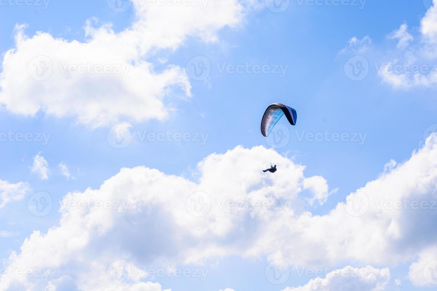 skydiver in de heldere lucht foto