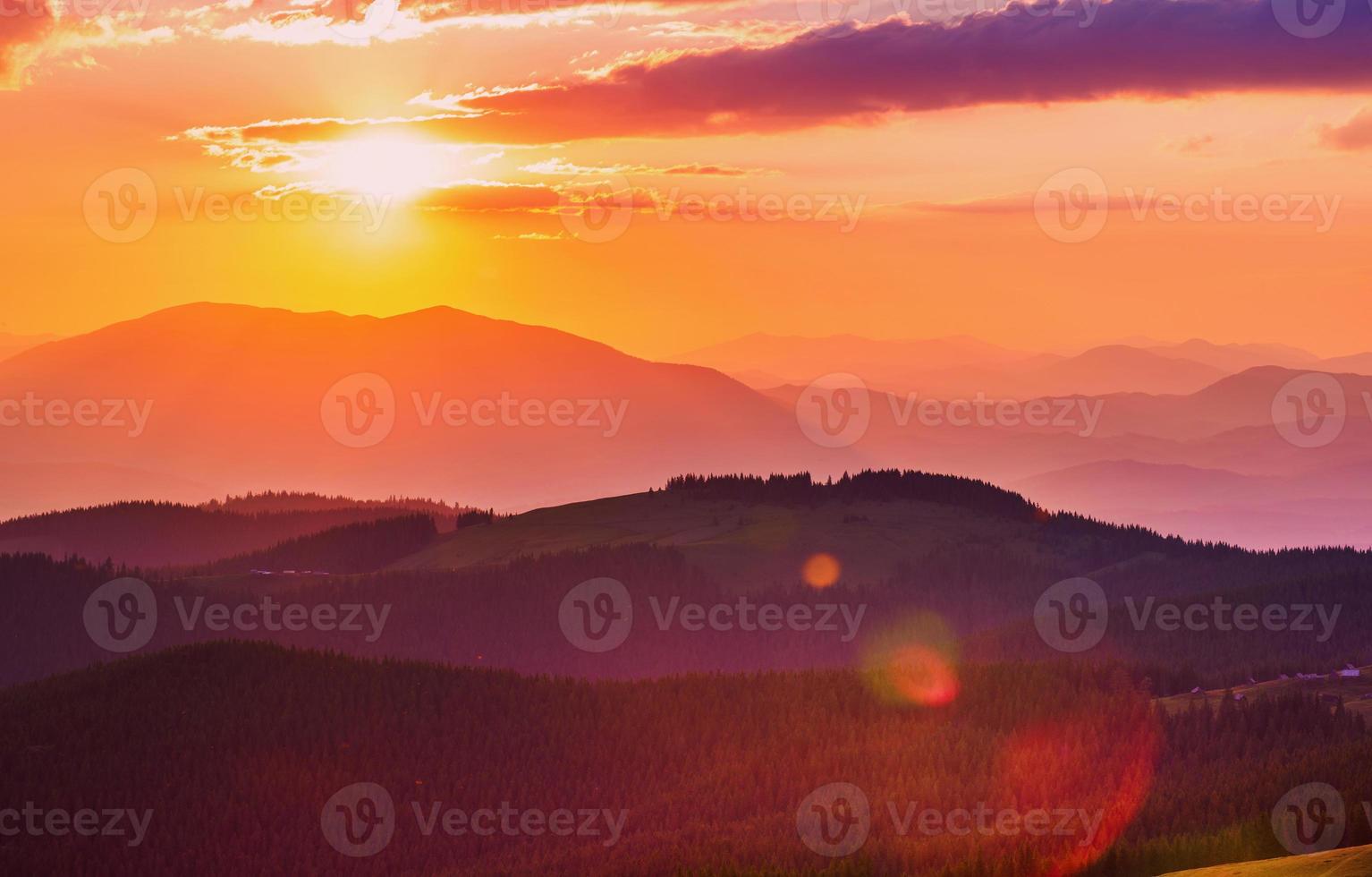 blauwe kleur van bergen tijdens zonsondergang foto