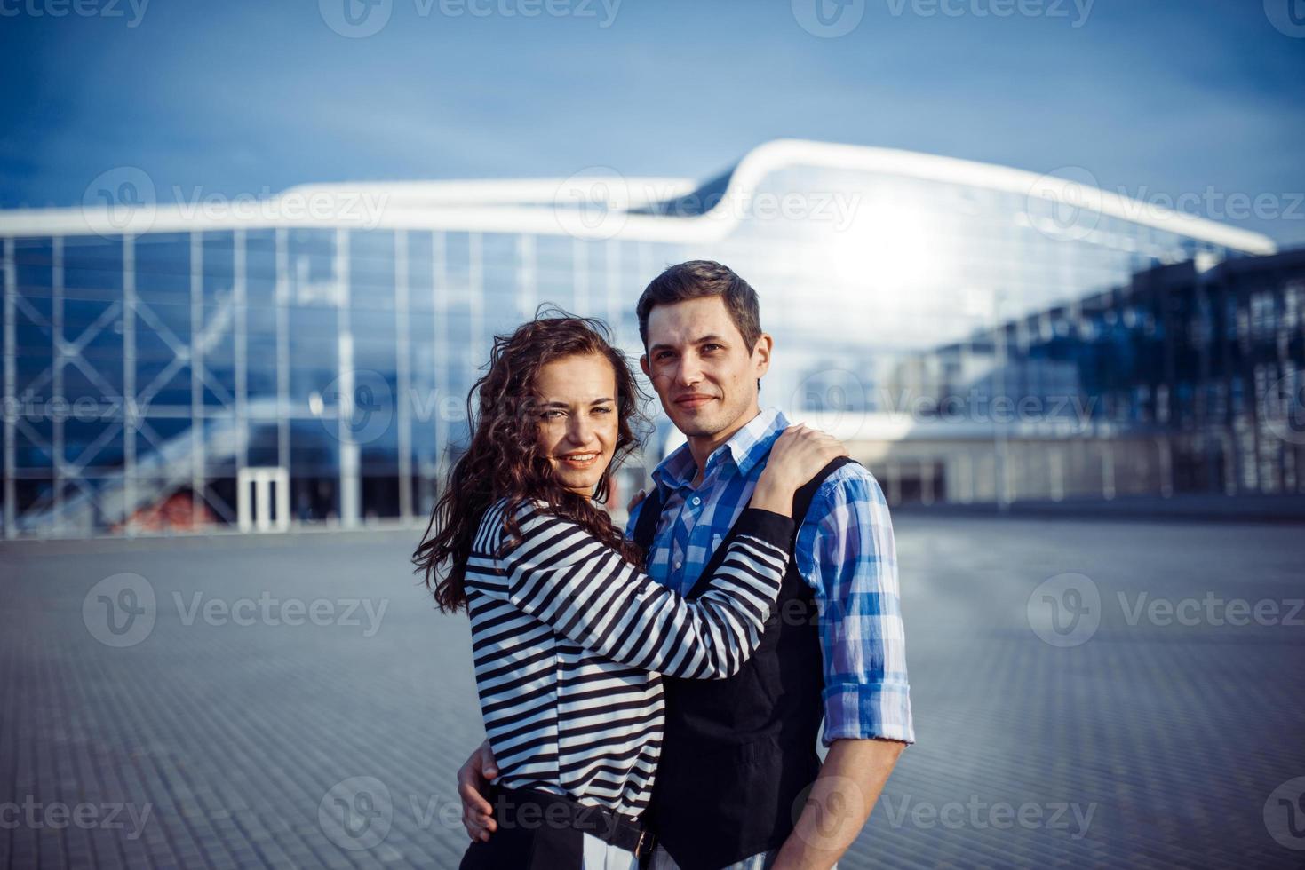 man en vrouw goede tijd op de luchthaven foto