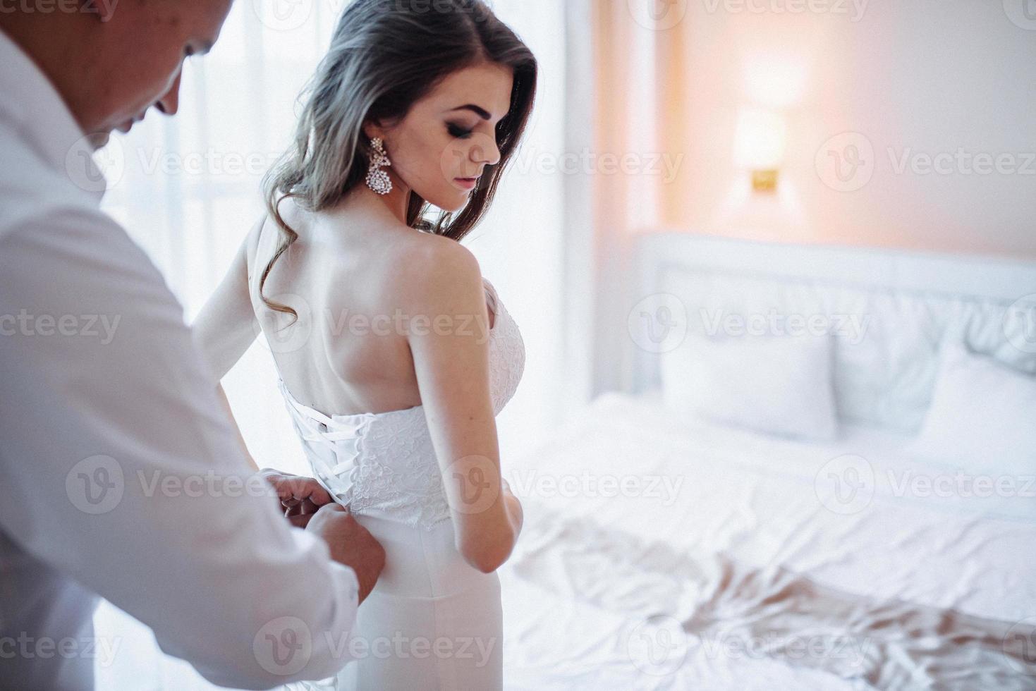 bruidspaar in hotelkamer foto