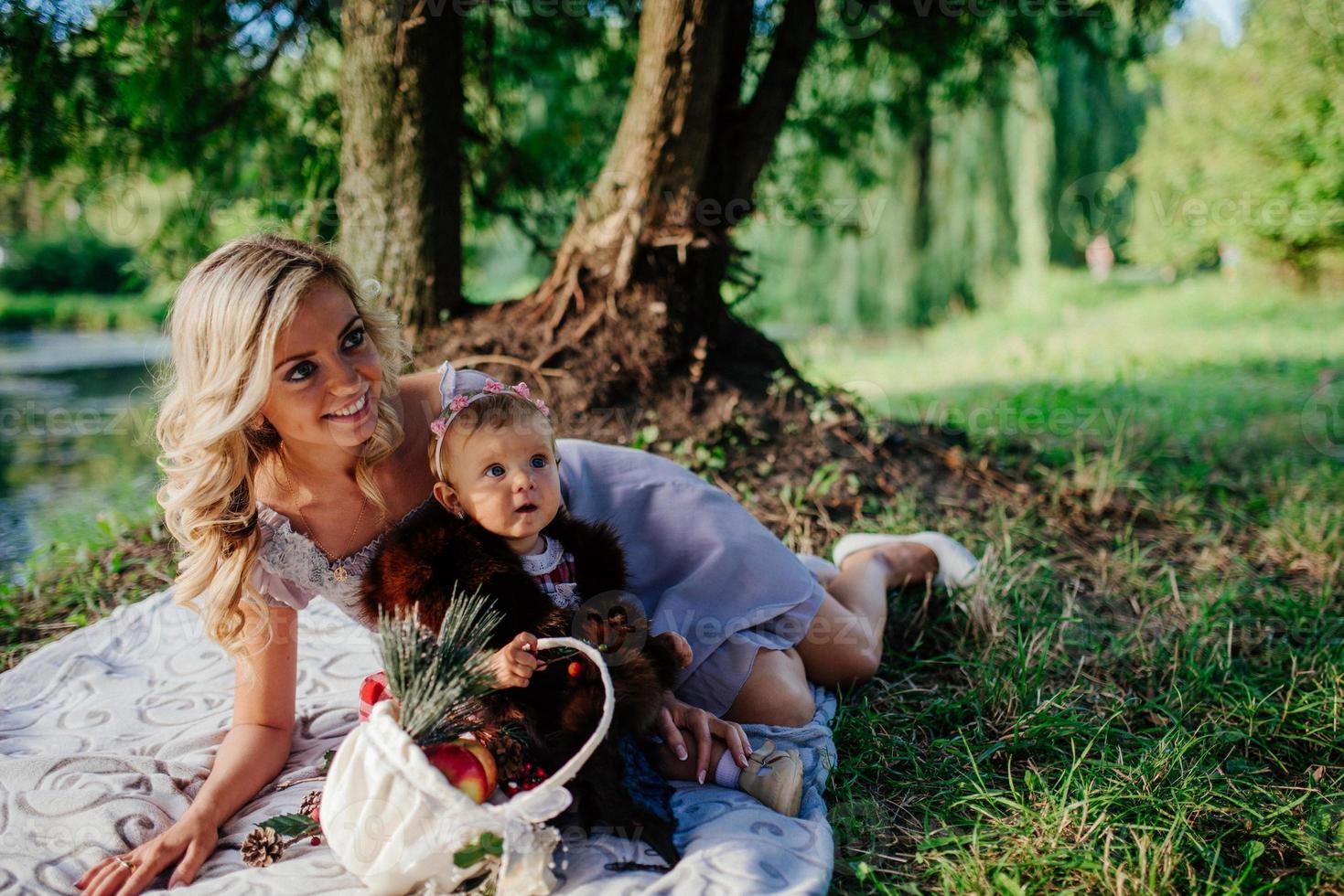 vrouw met een kind op een wandeling op een zonnige dag foto