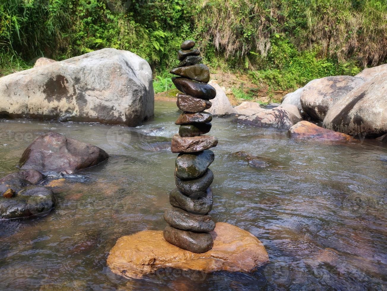 ik heb deze steen in de rivier gerangschikt, het dorp van mijn grootmoeder, bogor, indonesië foto