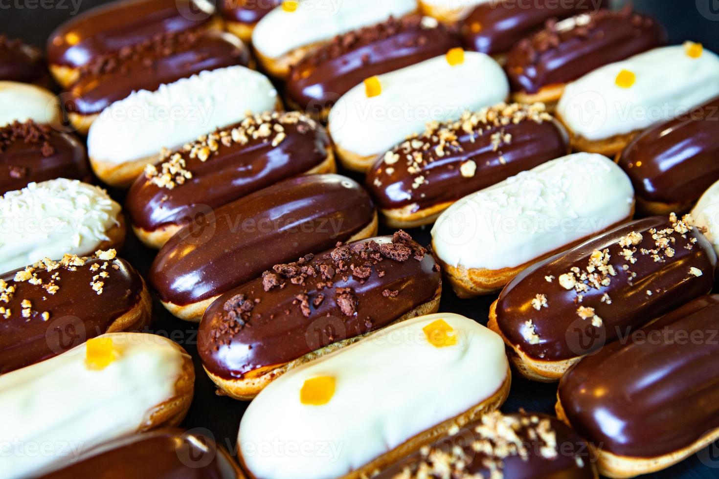 traditionele franse eclairs met chocolade. lekker toetje. zelfgemaakte cake-eclairs. zoet dessertdeeg gevuld met room. chocolade glazuur. foto