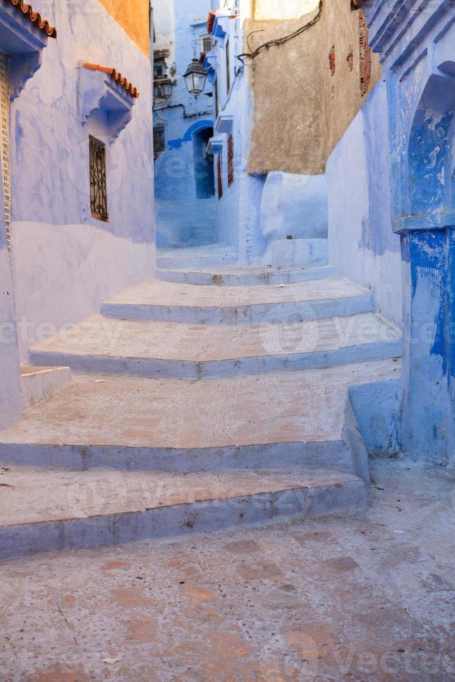 blauwe straat en huizen in chefchaouen, marokko. mooi gekleurde middeleeuwse straat geschilderd in zachtblauwe kleur. foto