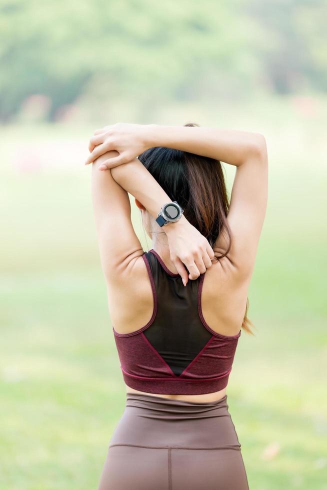 mooie aziatische vrouwen oefenen elke ochtend in het park, het is een levensstijl voor ontspanning en een goede gezondheid van het lichaam foto