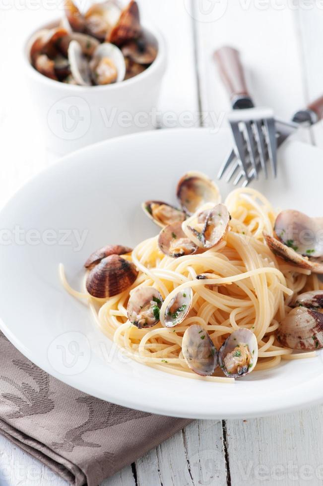 Italiaanse traditionele pasta spaghetti alle vongole foto