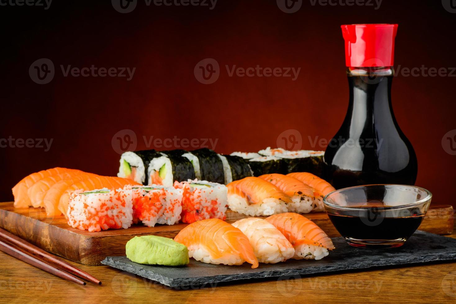 stilleven met gemengde sushi plaat foto