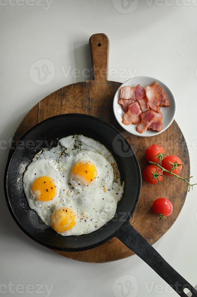 gebakken eieren in een koekenpan foto