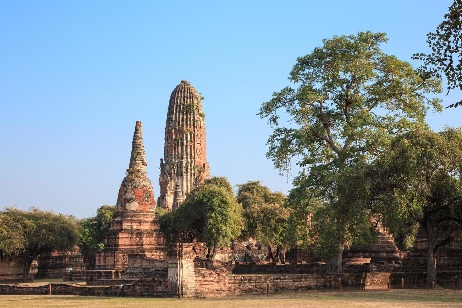 een oude stoepa bij de tempel van wat phra ram, ayutthaya, thailand foto