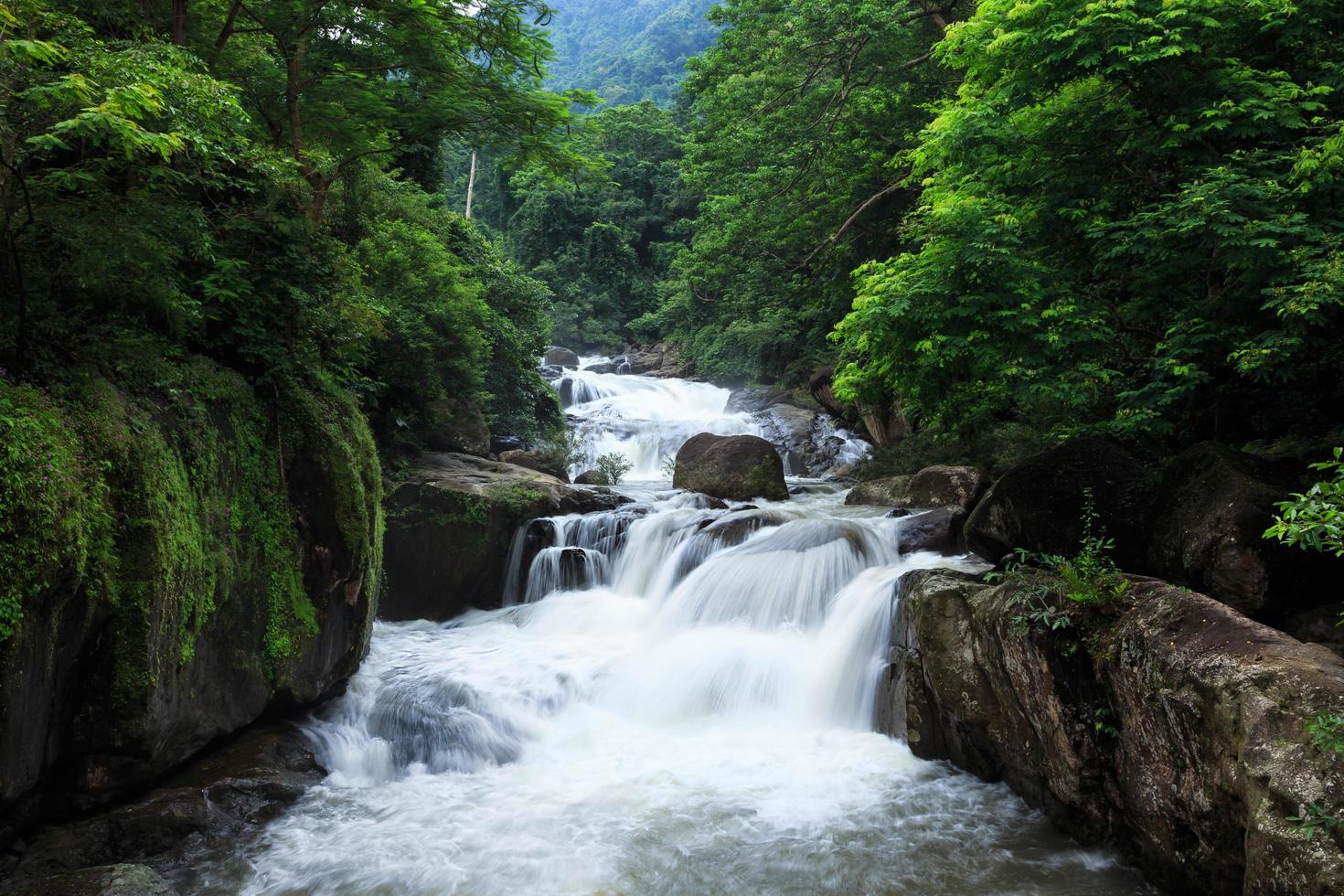 nang rong waterval in khao yai nationaal park, nakhon nayok, thailand foto