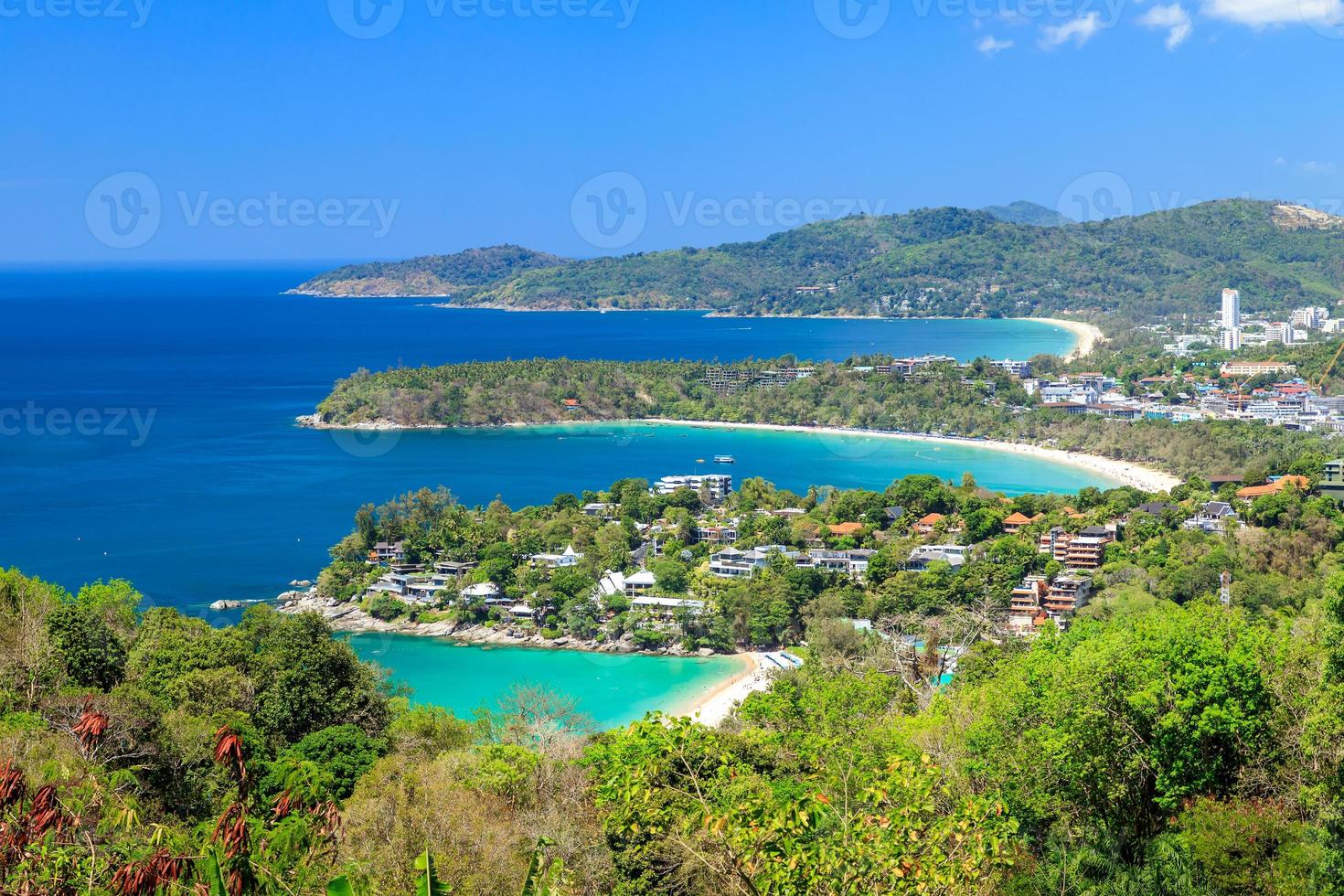 prachtig schilderachtig uitzicht over de prachtige Andamanzee en drie baaien bij het uitkijkpunt Karon, Phuket, Thailand foto