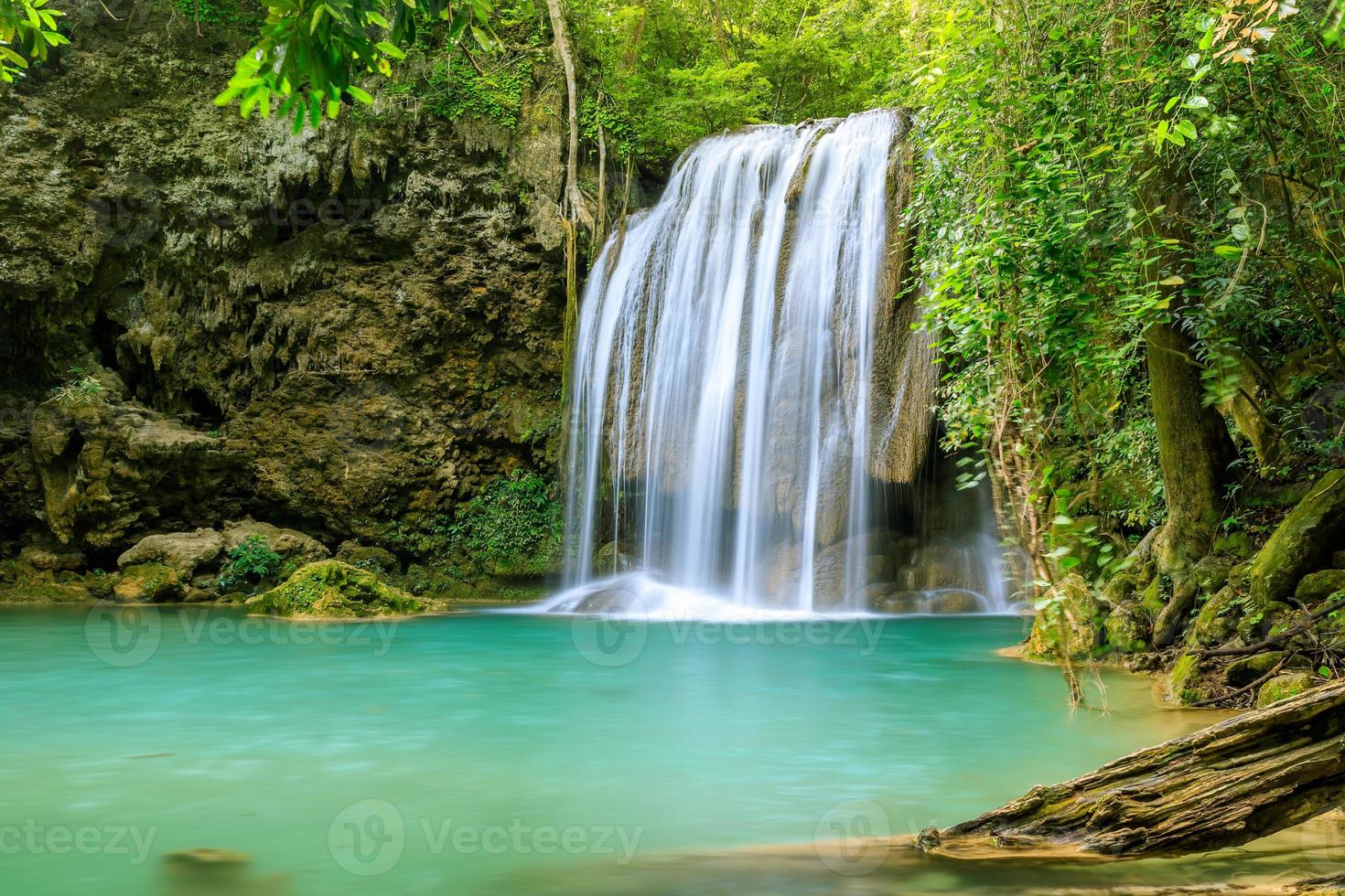 waterval klif niveau 3, erawan nationaal park, kanchanaburi, thailand foto